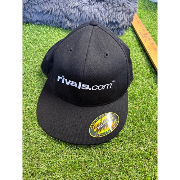 Rivals  Black Fitted Hat Cap 210 Flexfit Premium Tech Mens Size 7 1/4-7 5/8 - Picture 1 of 4